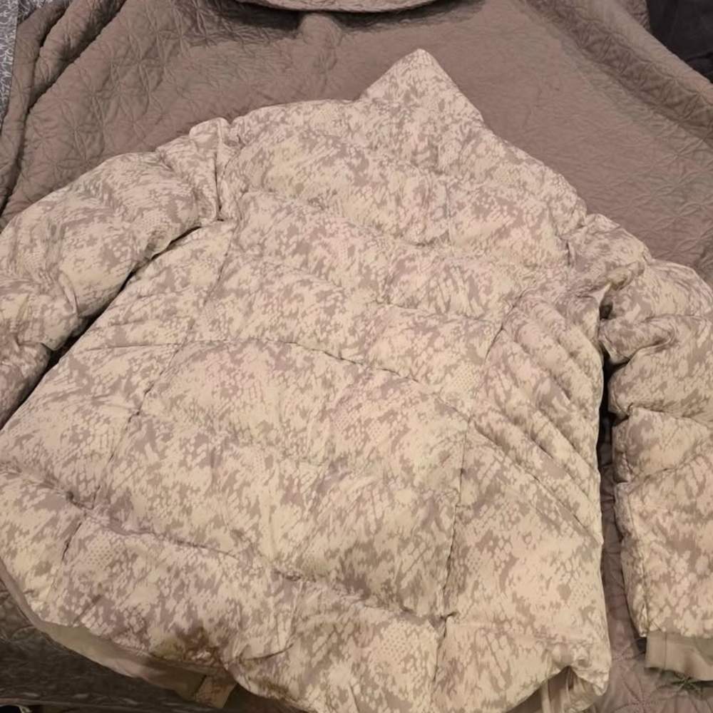 Athleta Women's Gray Patterned Puffer Jacket